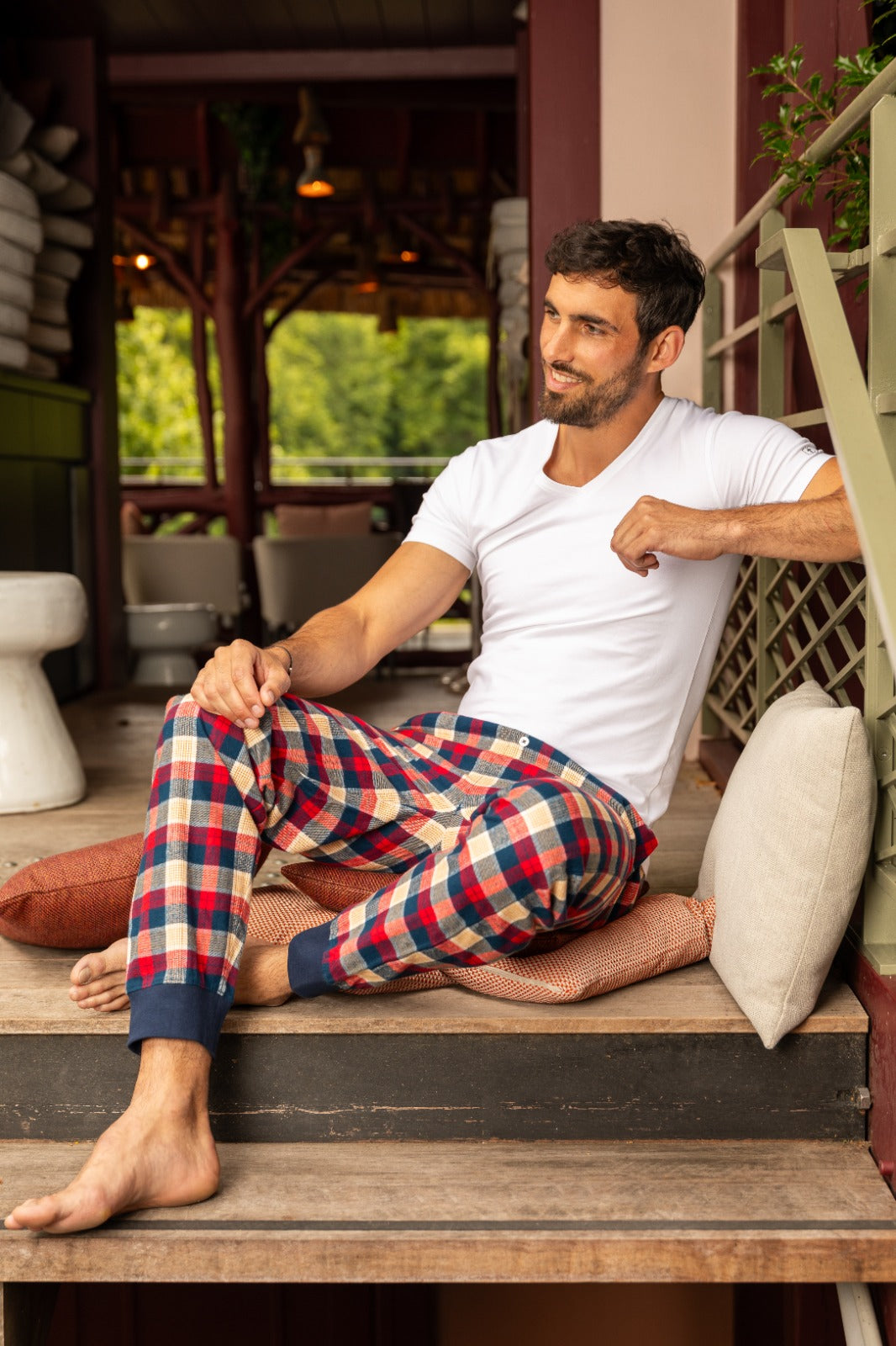 Personne portant un Pantalon d’Intérieur Homme