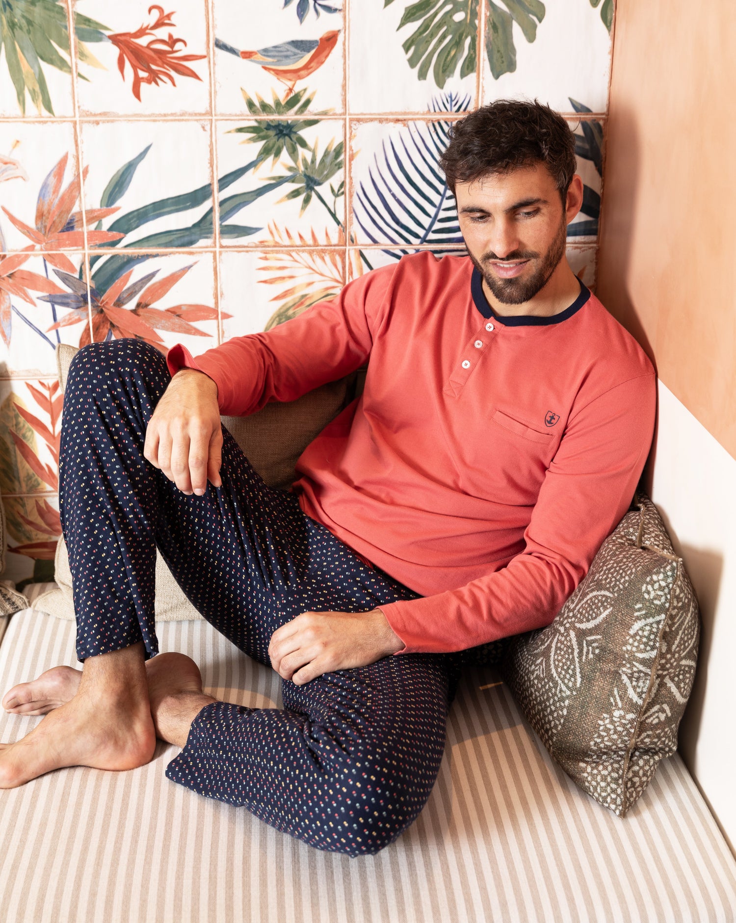 homme portant un pyjama hiver de la nouvelle collection mariner underwear