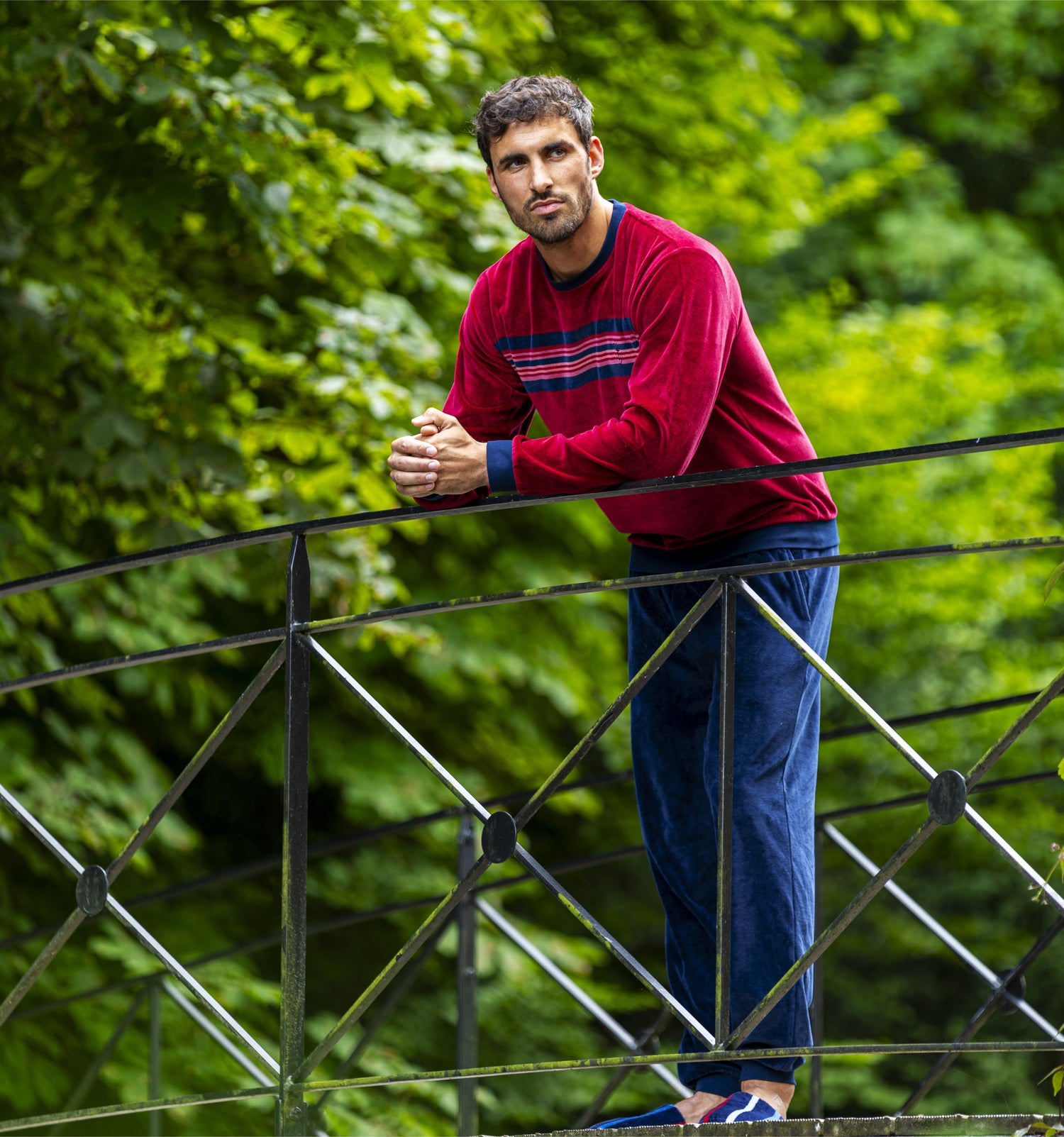 Une personne portant un pyjama homme col rond de la collection de Mariner Underwear.