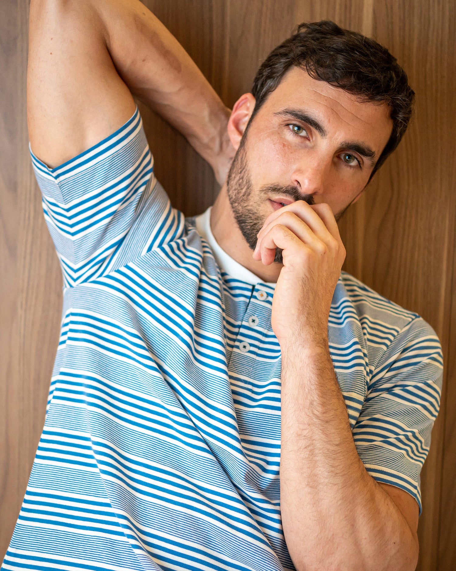 Une personne portant un pyjama court homme de Mariner