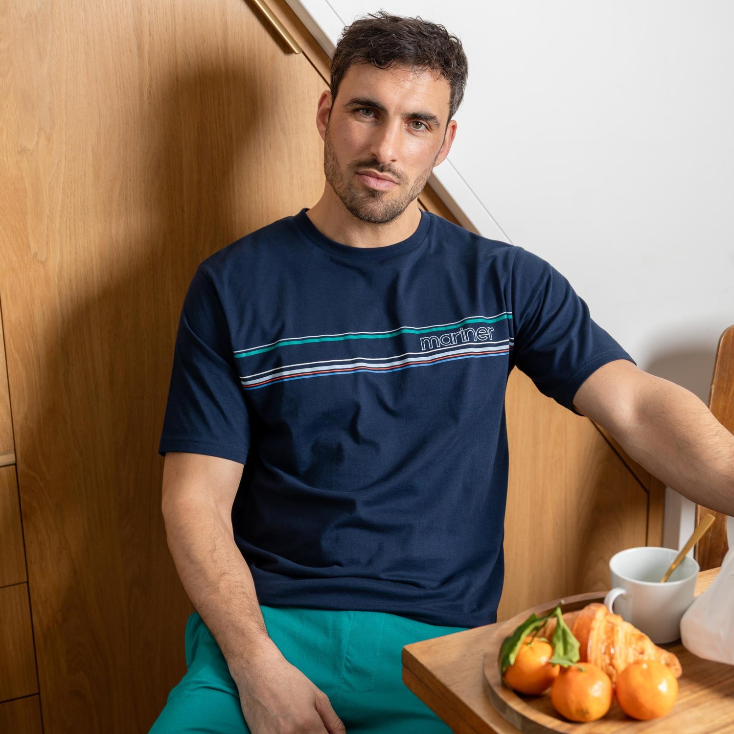 Une personne portant un pyjama court homme de Mariner