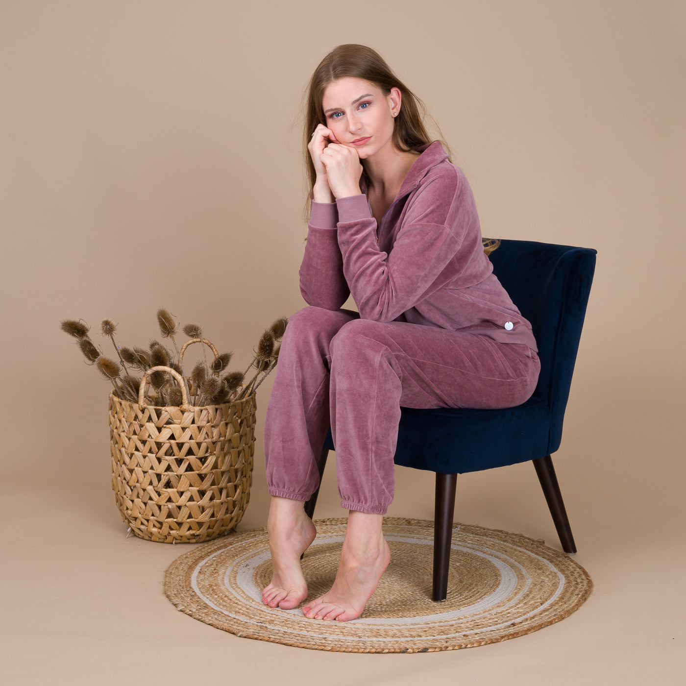 femme portant un pyjama velours femme de mariner