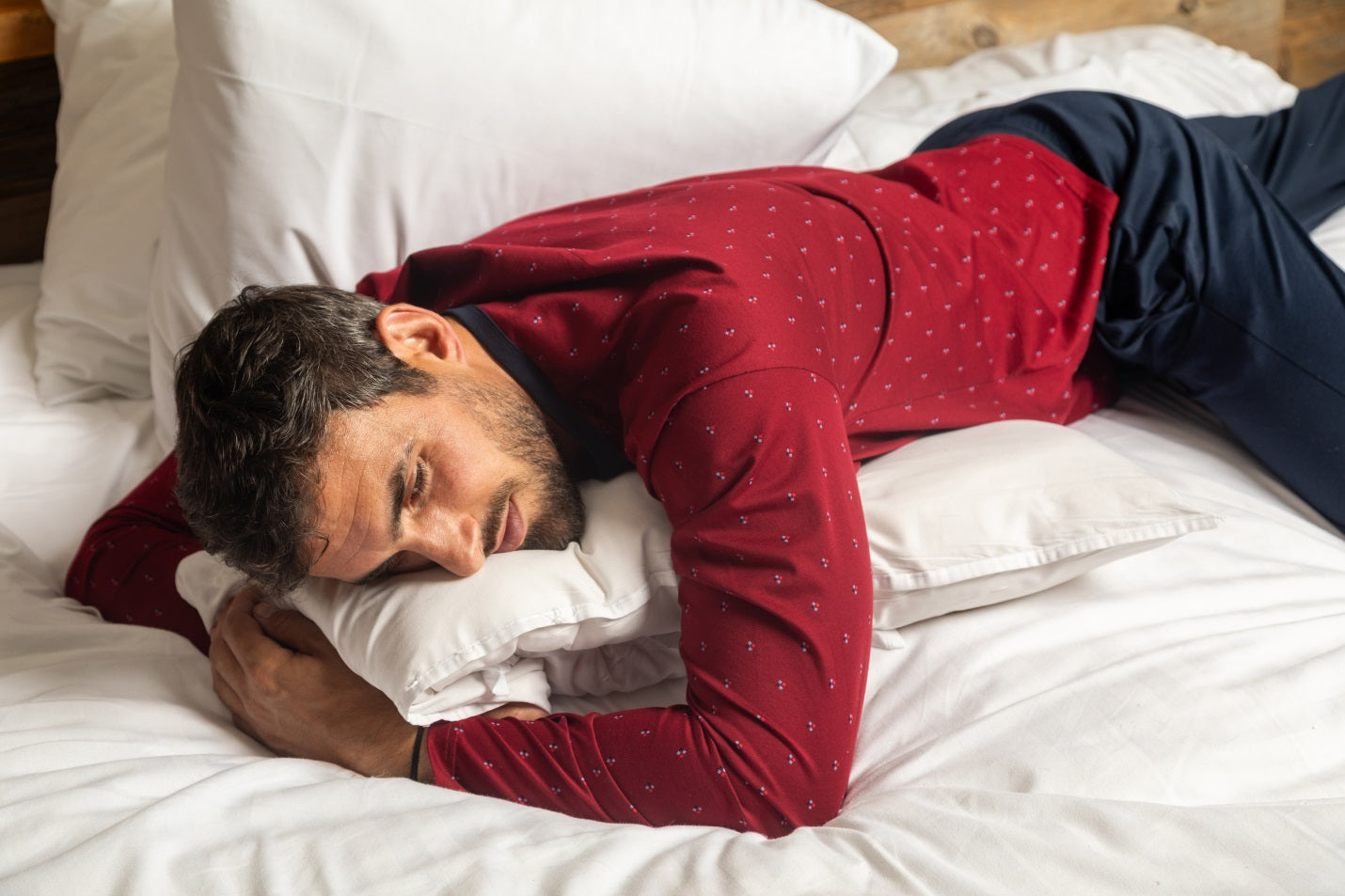 homme portant un pyjama homme raffiné de la collection mariner underwear