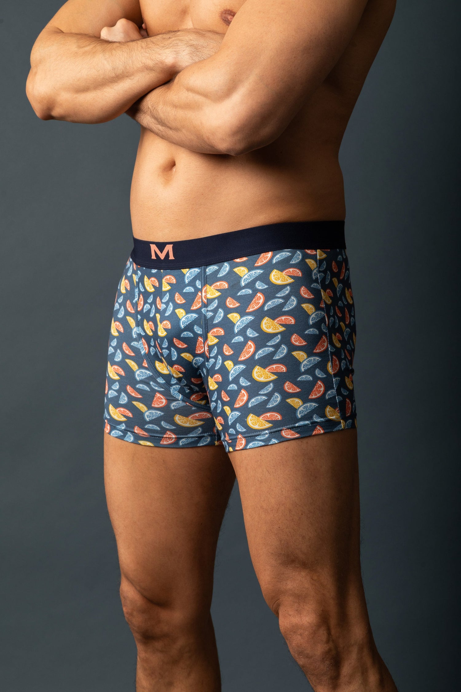 Une personne portant l'un des articles de la collection shorty homme de Mariner Underwear