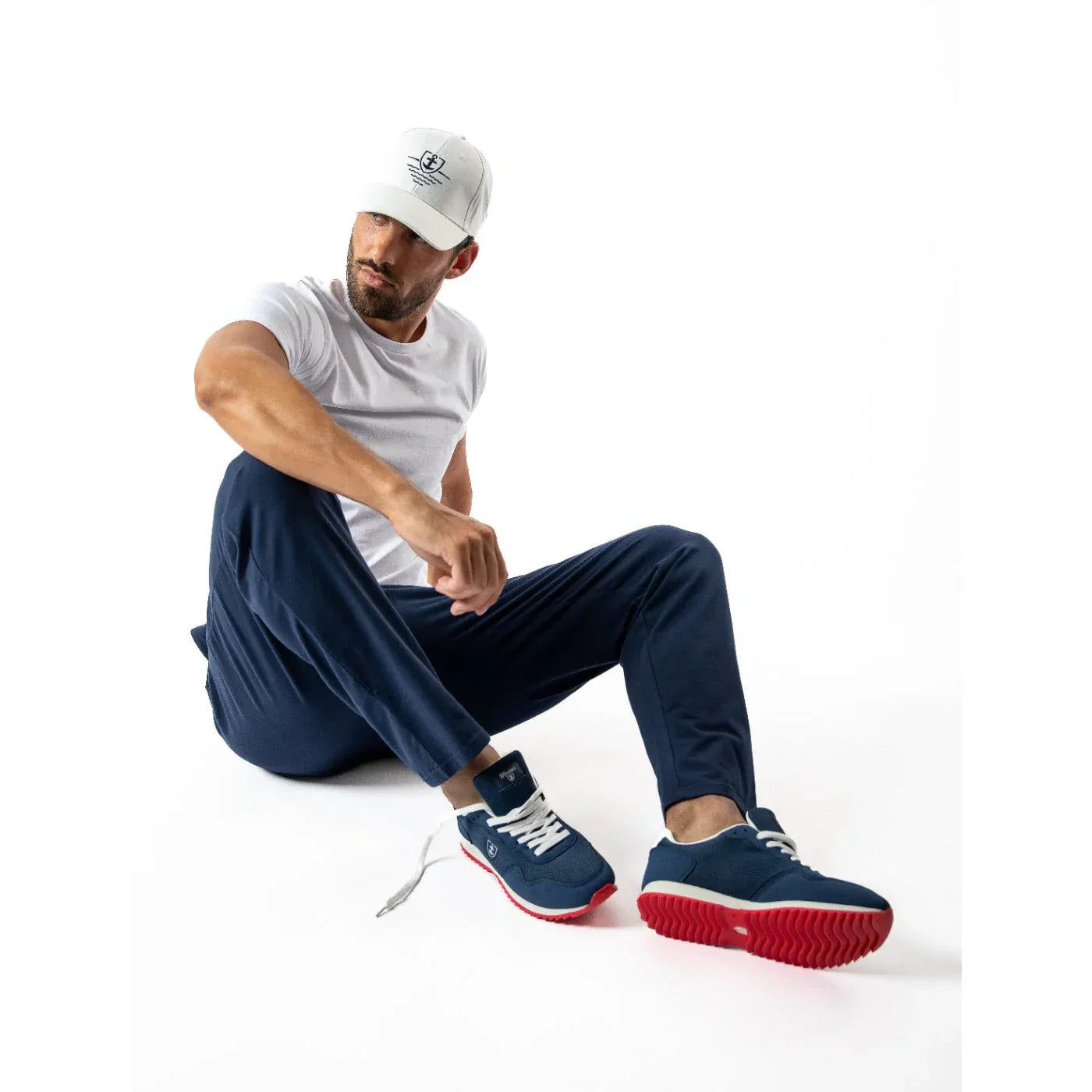 Un homme portant des baskets de la collection Mariner.