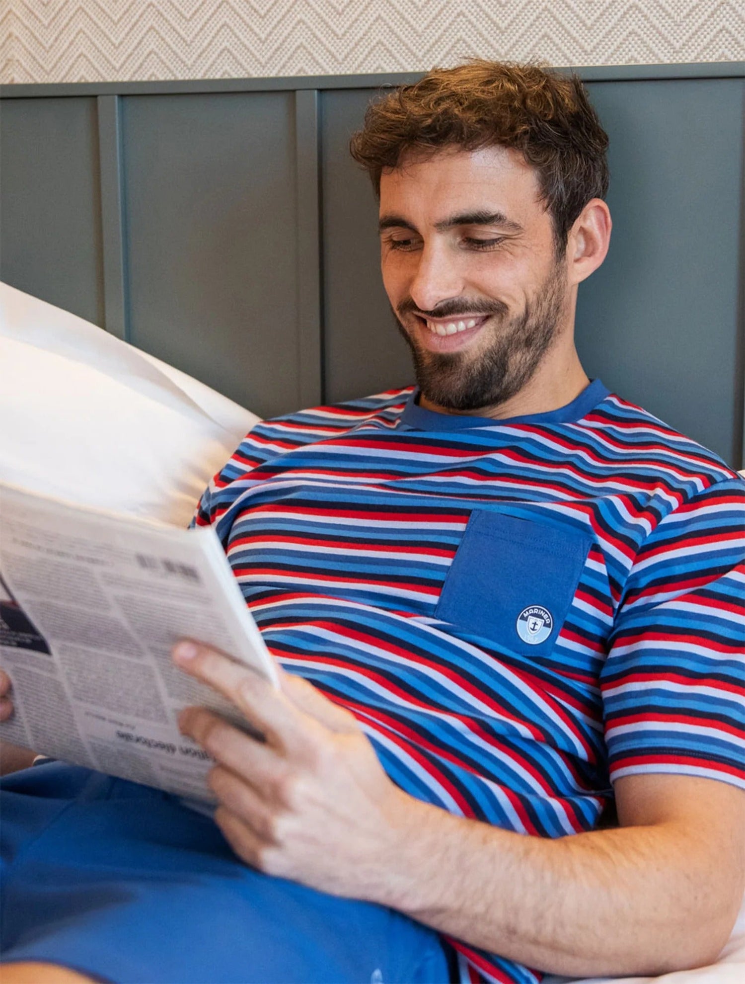 Une personne portant des vêtements de la collection homewear homme de Mariner.