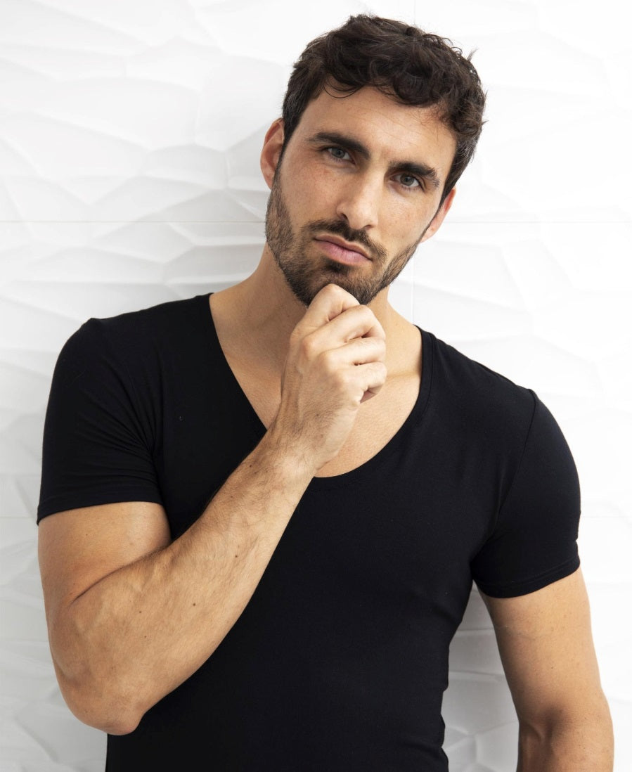 Homme portant un T-shirt col rond de Mariner Underwear