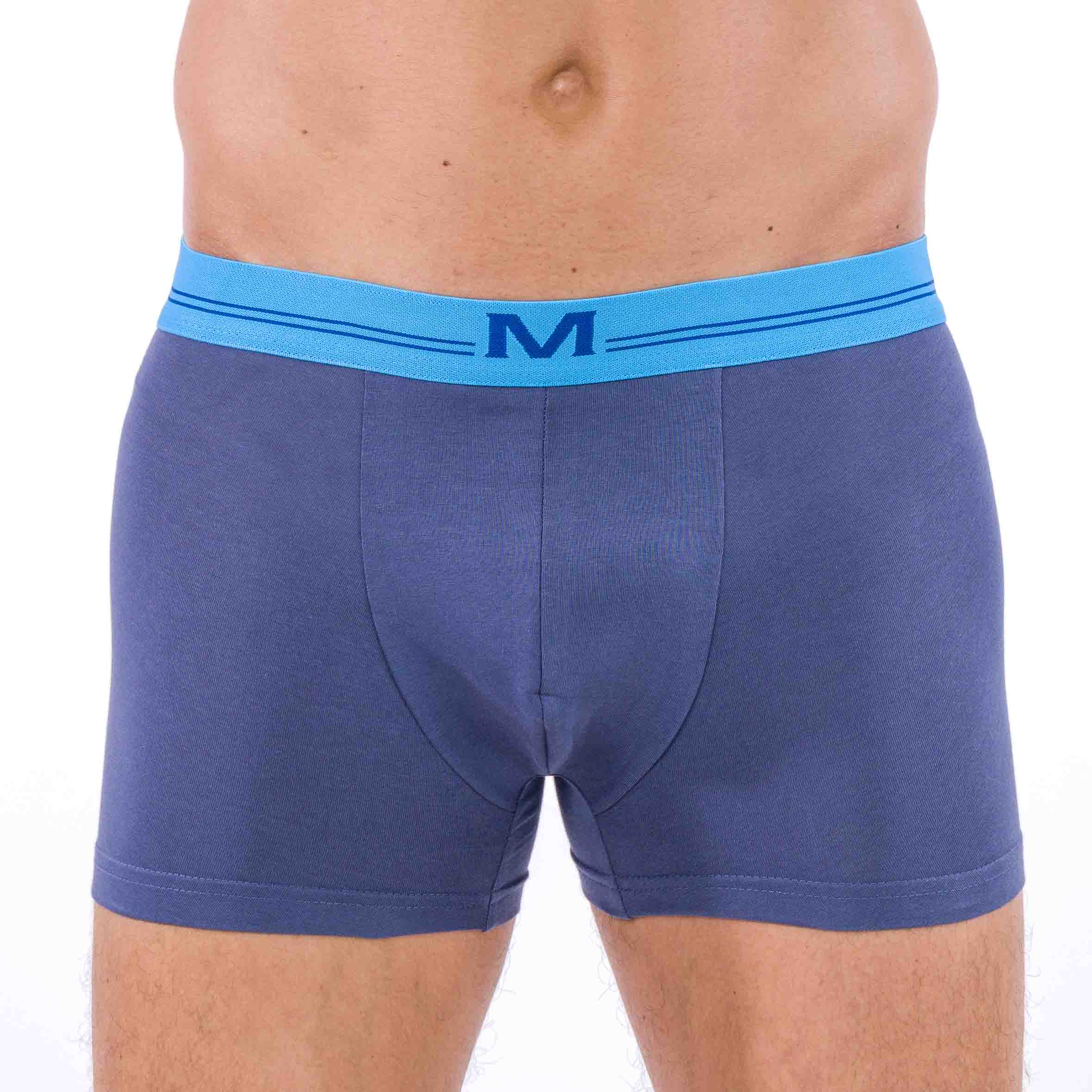 Shorty bleu marine avec ceinture bleue, porté par un mannequin, vue de face.