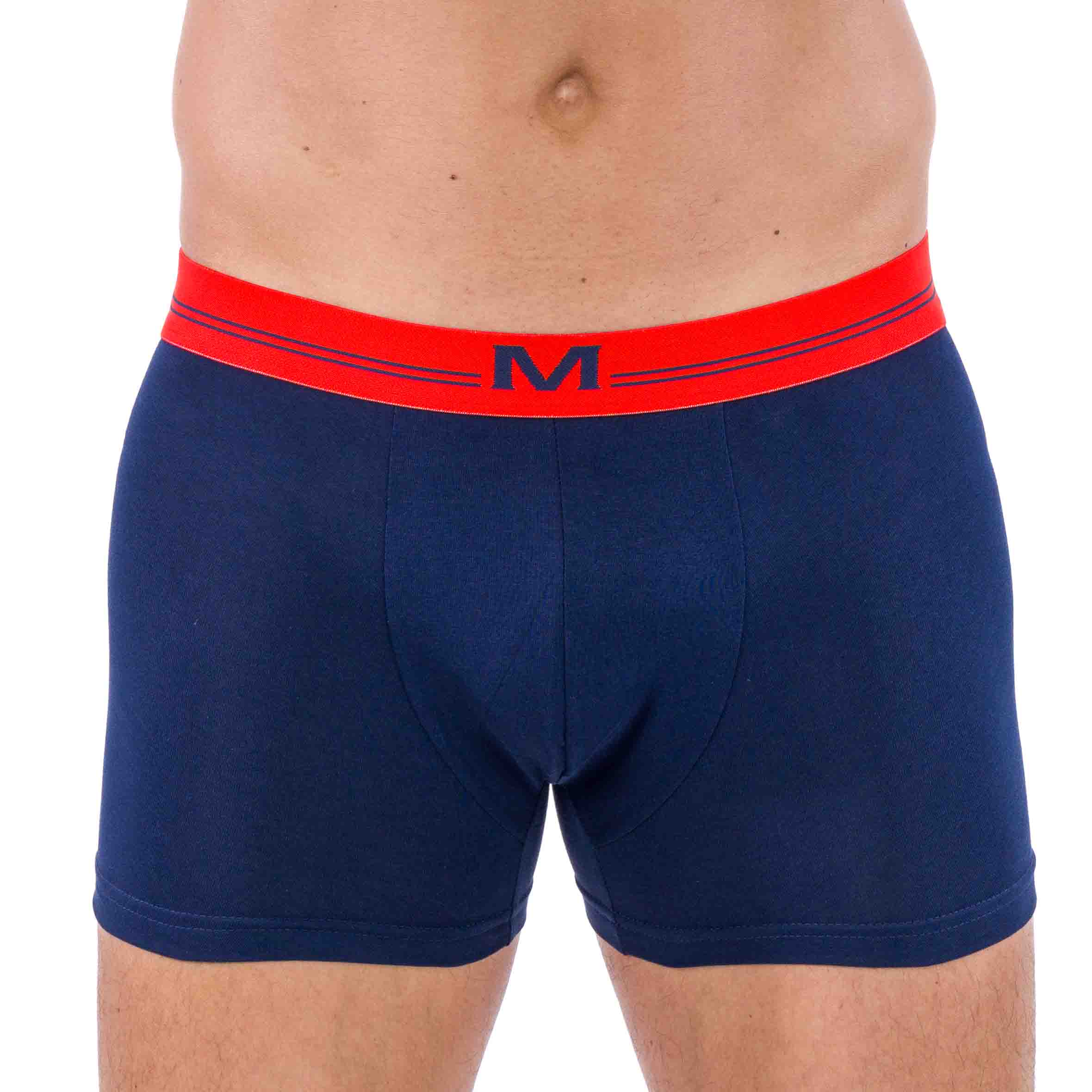 Shorty bleu marine avec ceinture rouge, porté par un mannequin, vue de face.