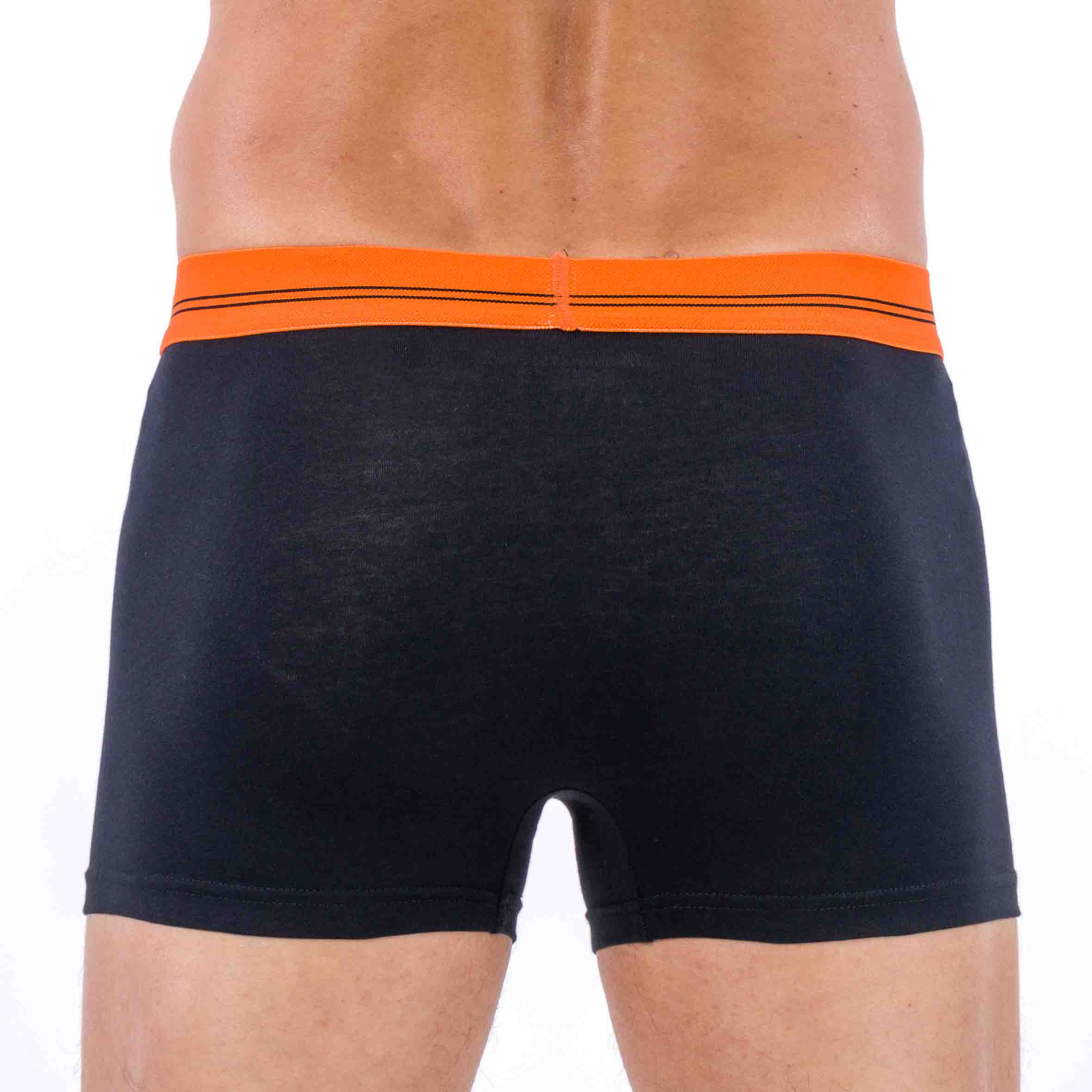 Shorty noir avec ceinture orange, porté par un mannequin, vue de dos.