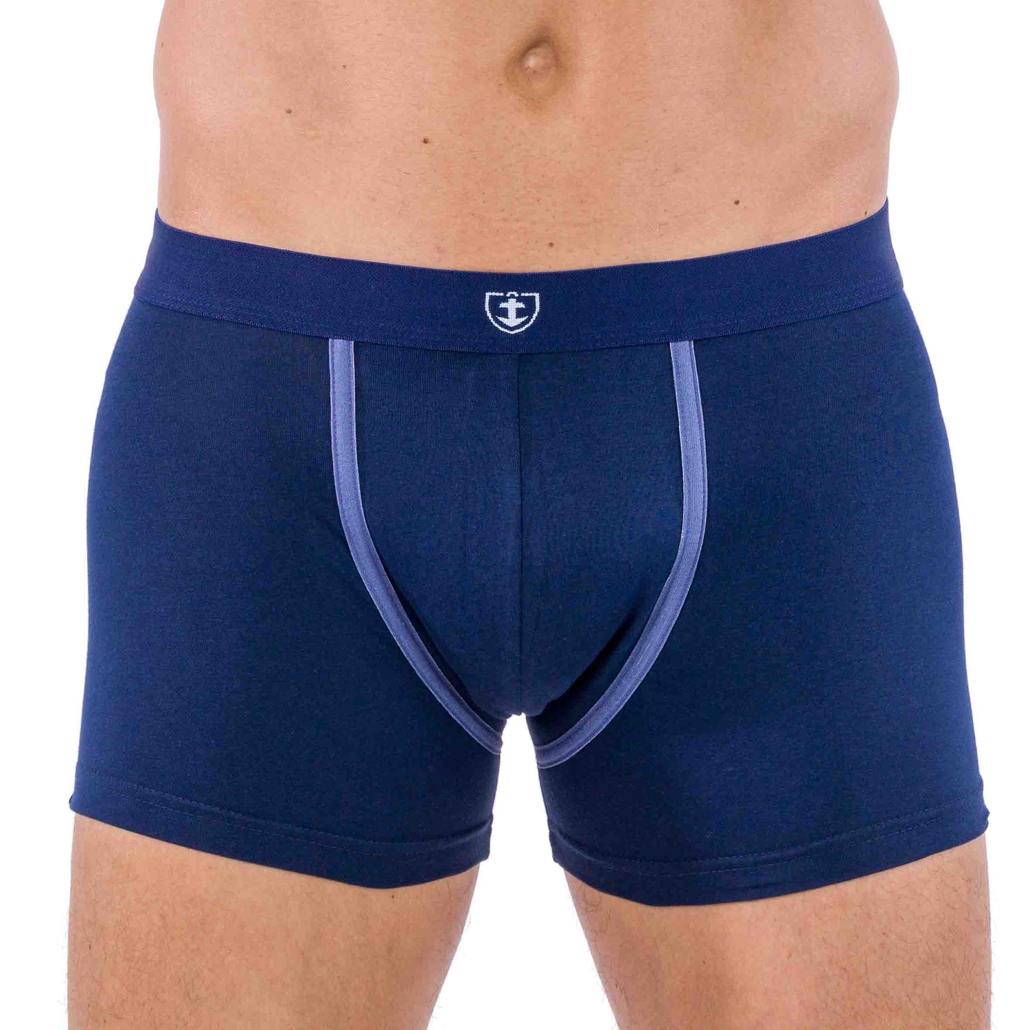 Vue front simple du shorty coton biologique stretch marine et gris imprimé, offrant un confort optimal et une coupe moderne.