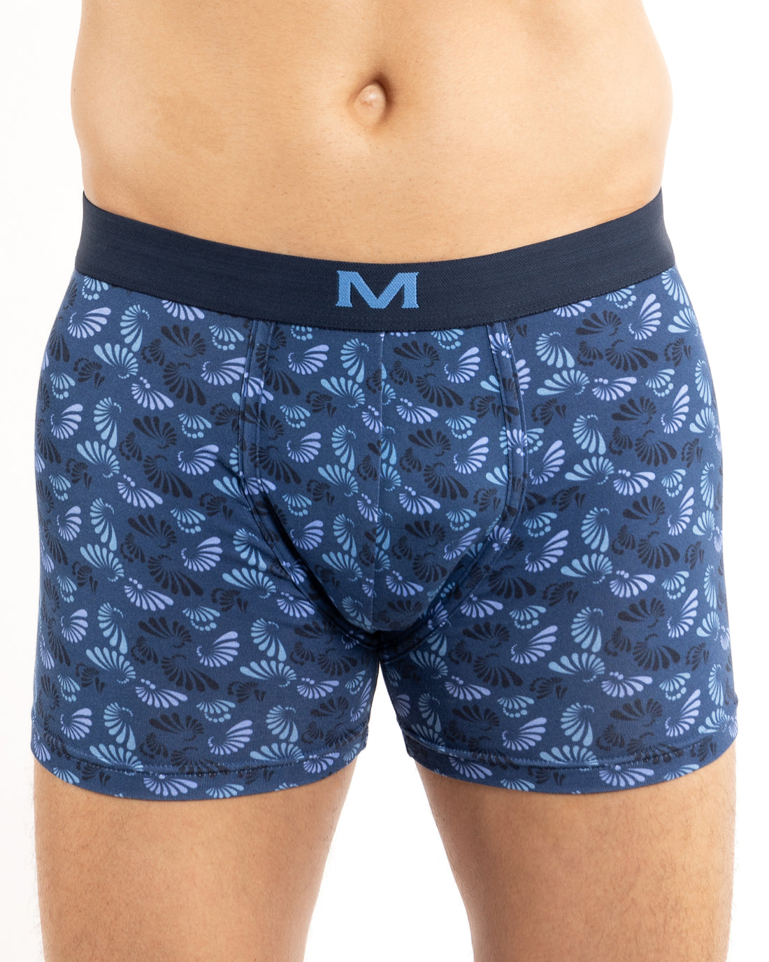 Vue front du boxer en coton bio stretch indigo, offrant confort et ajustement parfait pour un quotidien stylé.