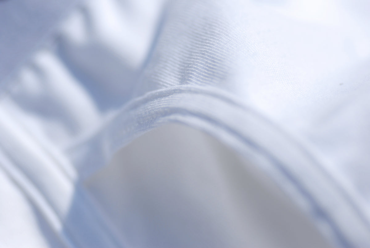 Détail du tissu du shorty long ouvert blanc en coton stretch