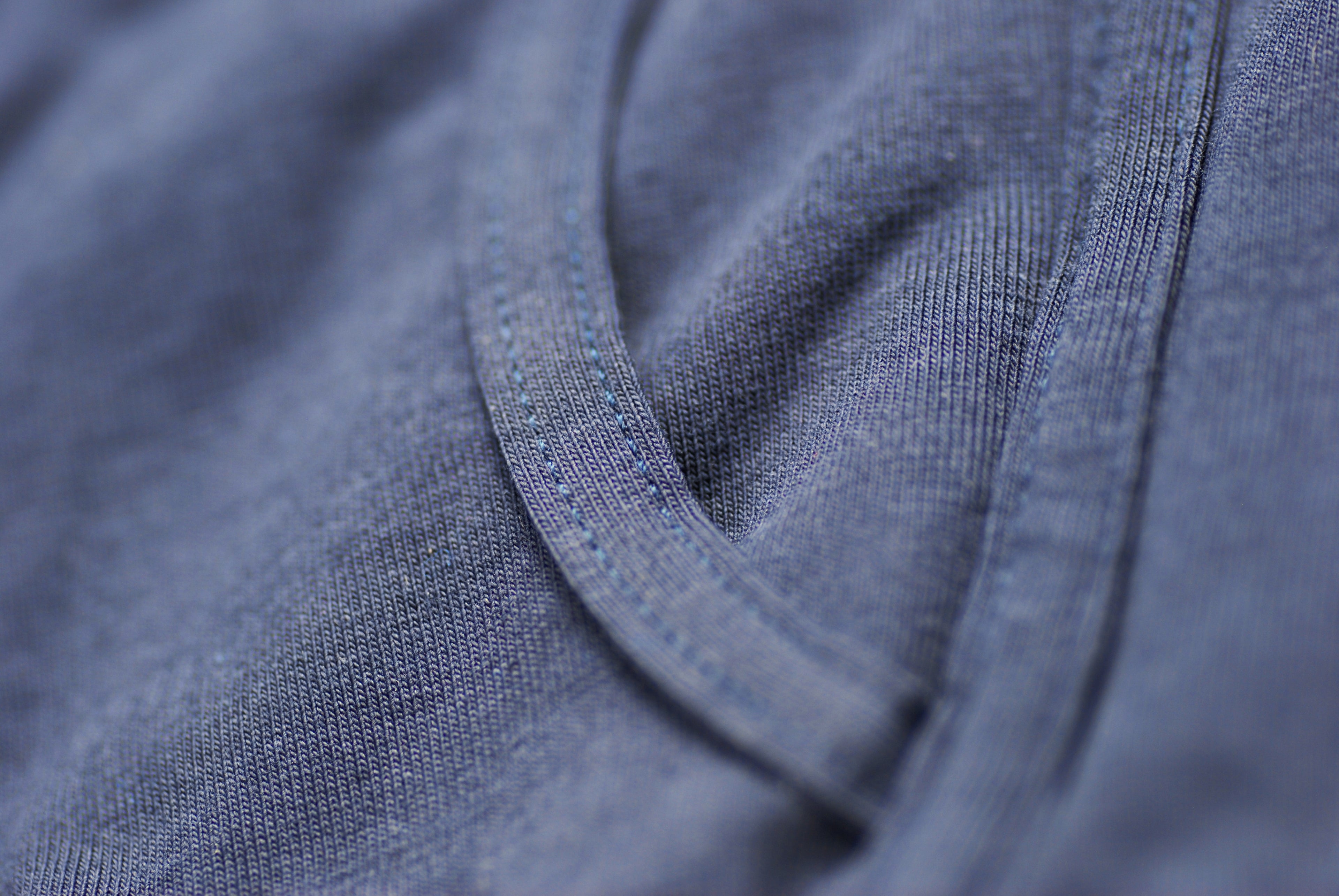 Détail du tissu du shorty long ouvert bleu noir en coton stretch pour un confort seconde peau.