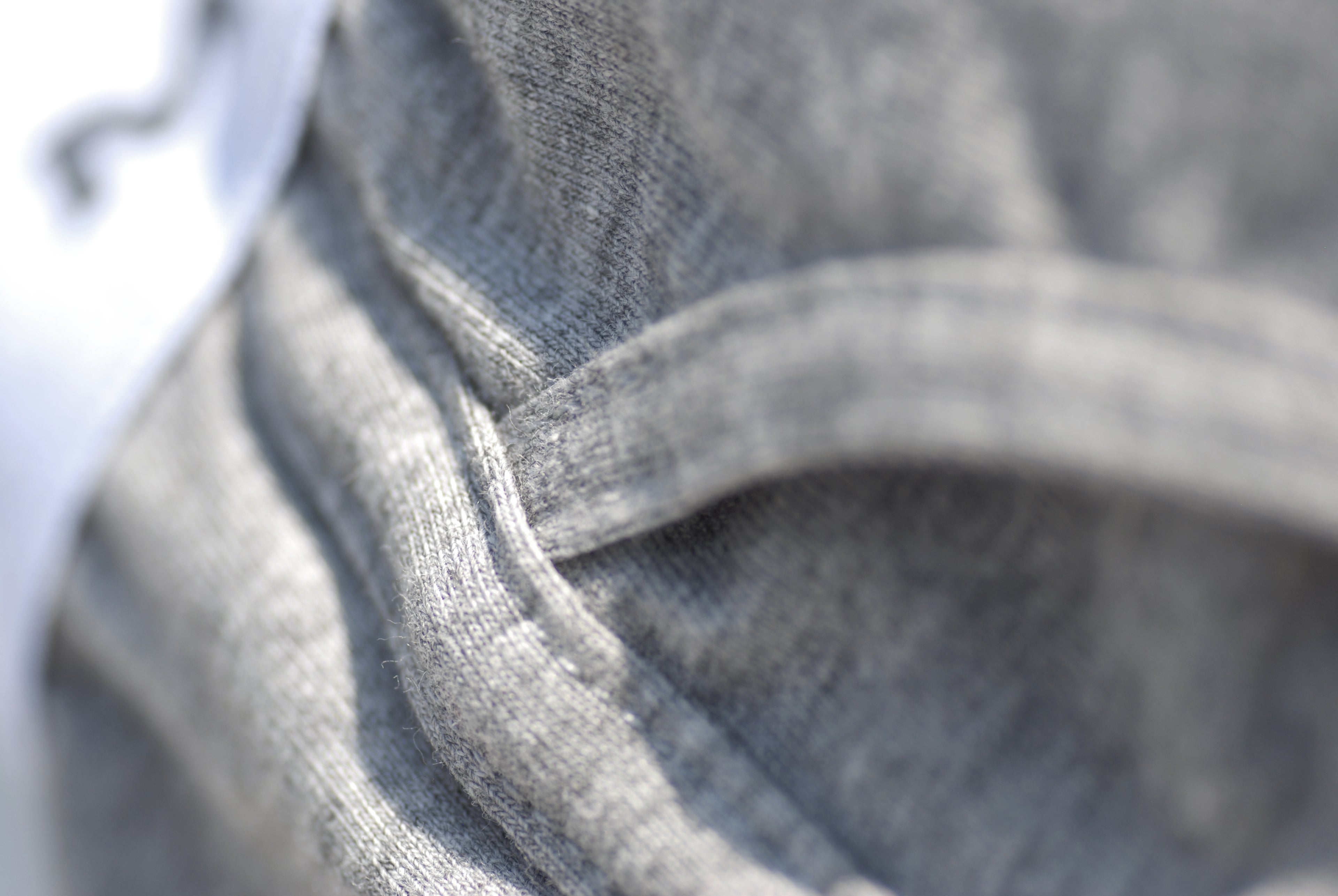 Détail du tissu du shorty long ouvert gris en coton stretch - qualité et confort