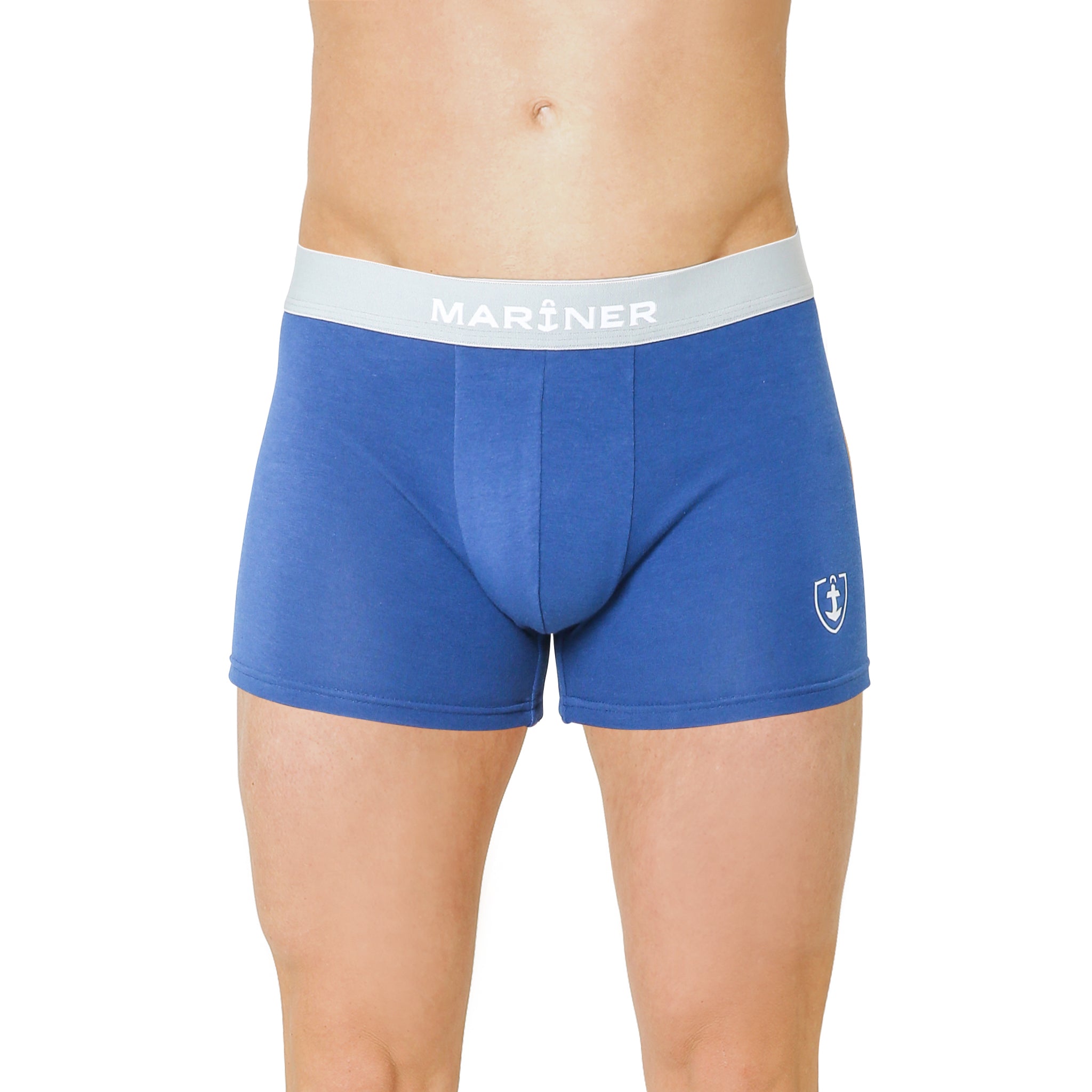 Shorty en coton bleu avec ceinture grise, porté par un mannequin, vue de face.