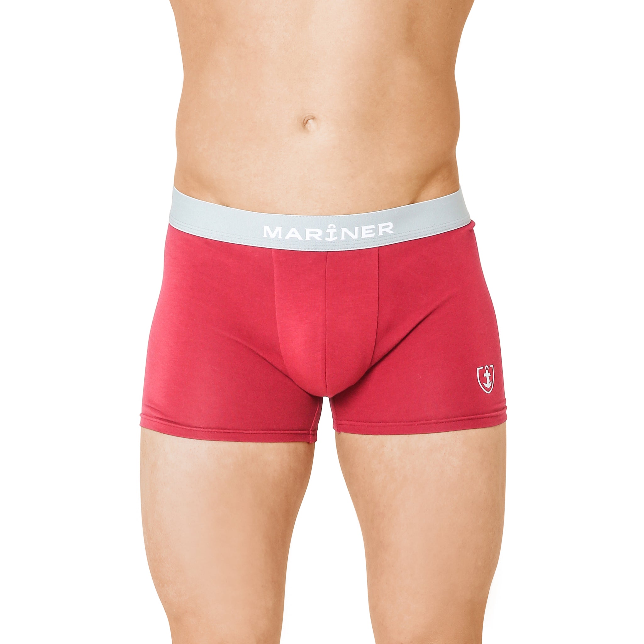Shorty en coton rouge avec ceinture grise, porté par un mannequin, vue de face.