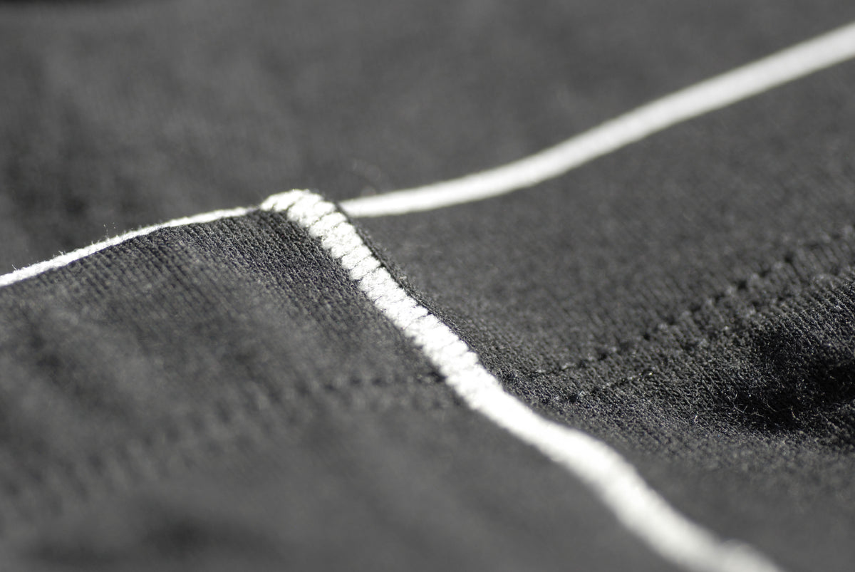 Détail des coutures du shorty fibre de bambou noir.