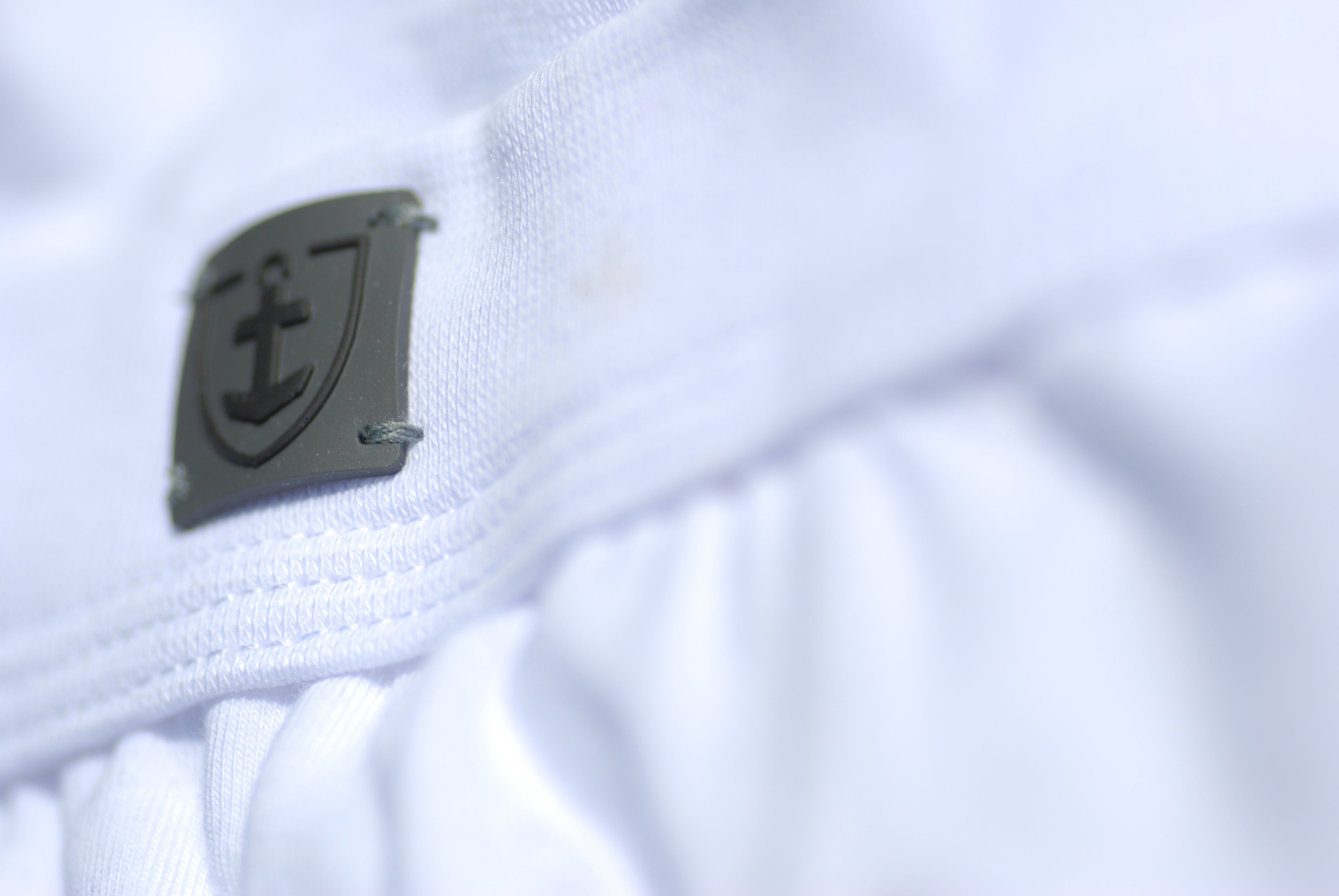 Détail du shorty coton stretch blanc, mettant en valeur la finition de la ceinture.