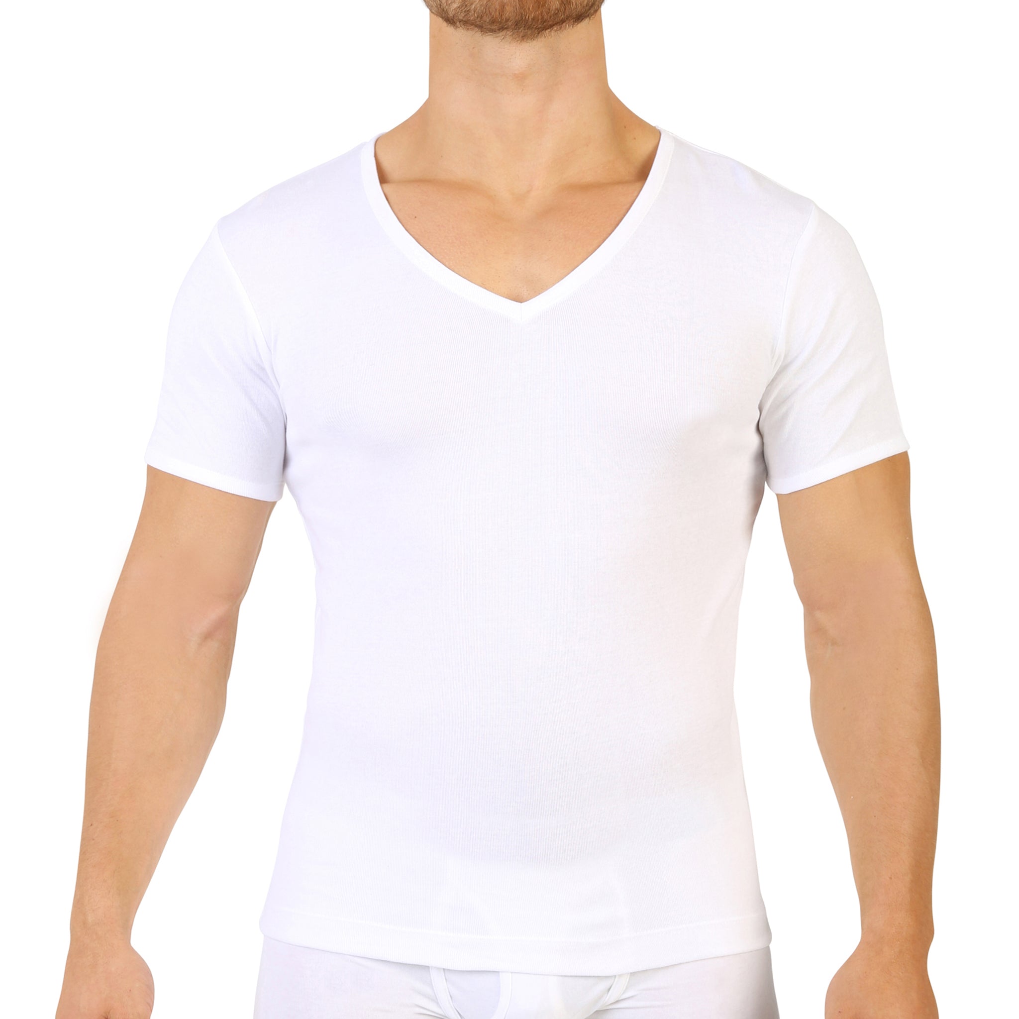 T-shirt col V dégagé blanc porté par un mannequin, vue de face.