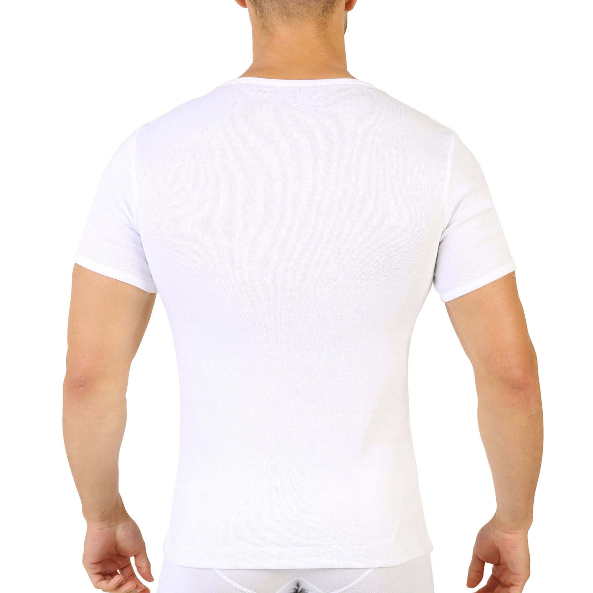 Vue de dos du T-shirt col V dégagé blanc porté par un mannequin.