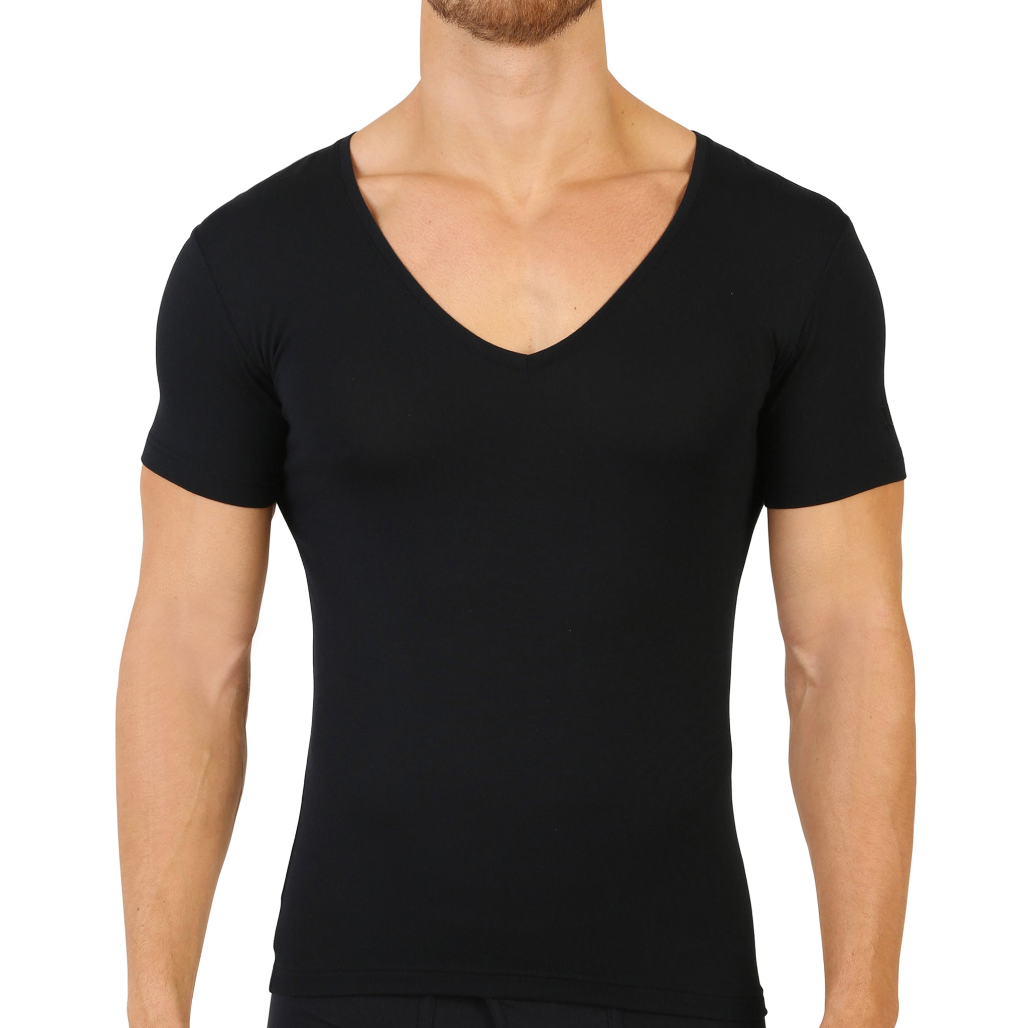Vue de face d’un t-shirt col V dégagé noir en Micromodal stretch, offrant confort et style.