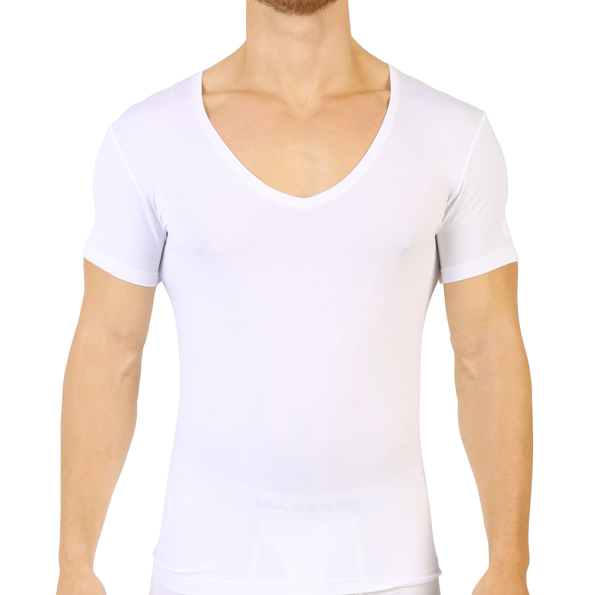 Homme portant un t-shirt blanc col V en micromodal stretch, vue de face.