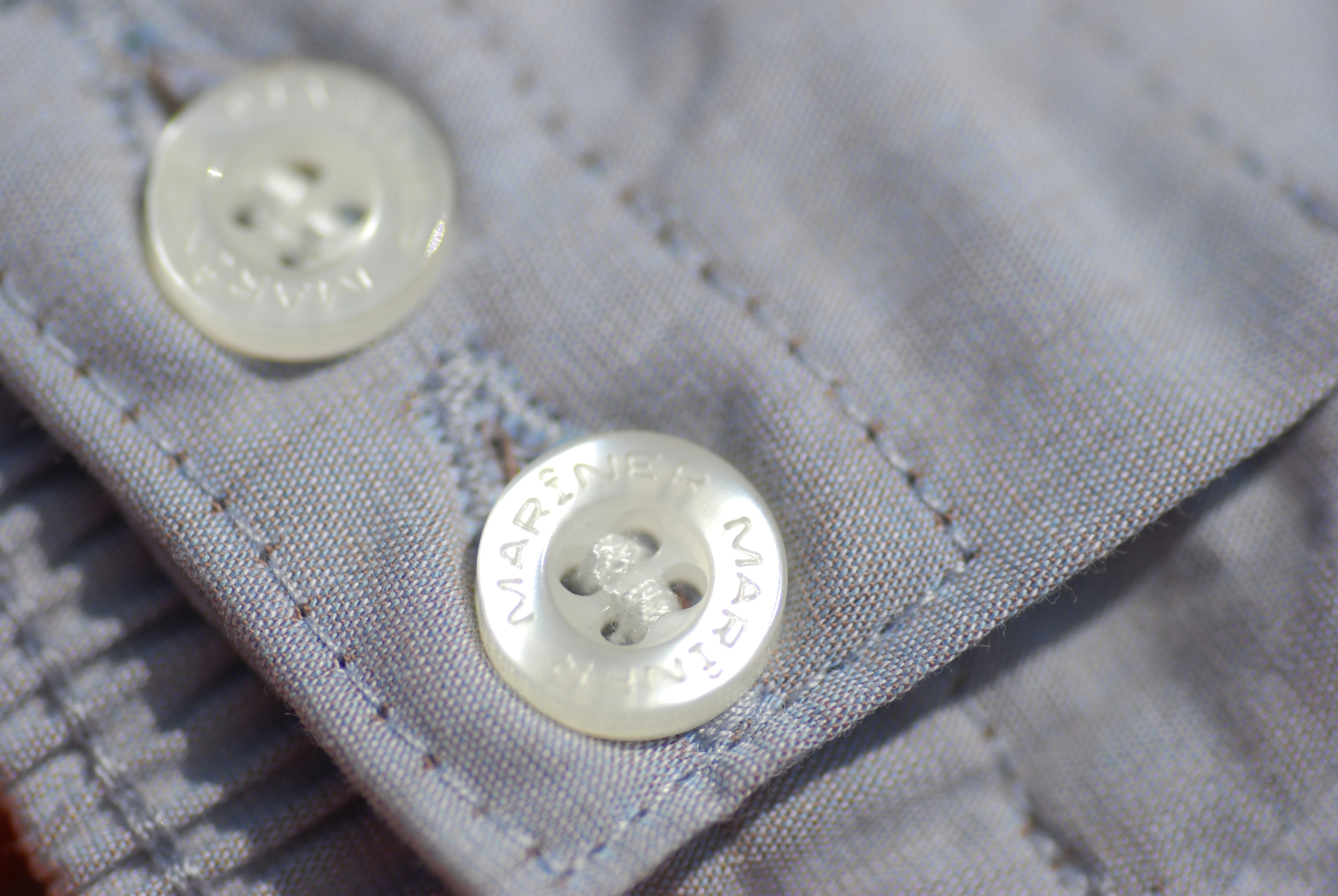 Image 4: Gros plan sur les boutons du caleçon américain gris clair en coton.