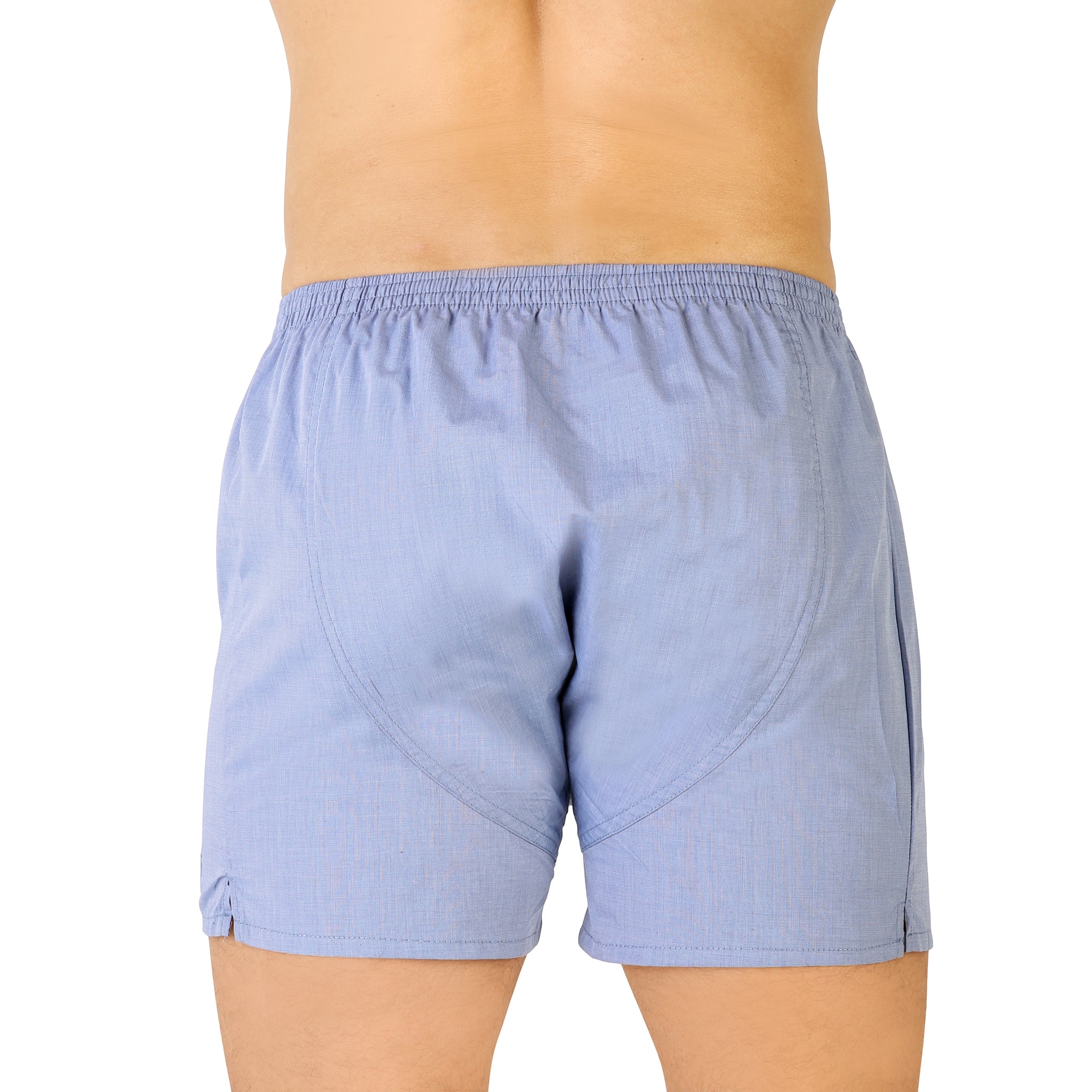 Homme portant un caleçon américain bleu, vue de dos.