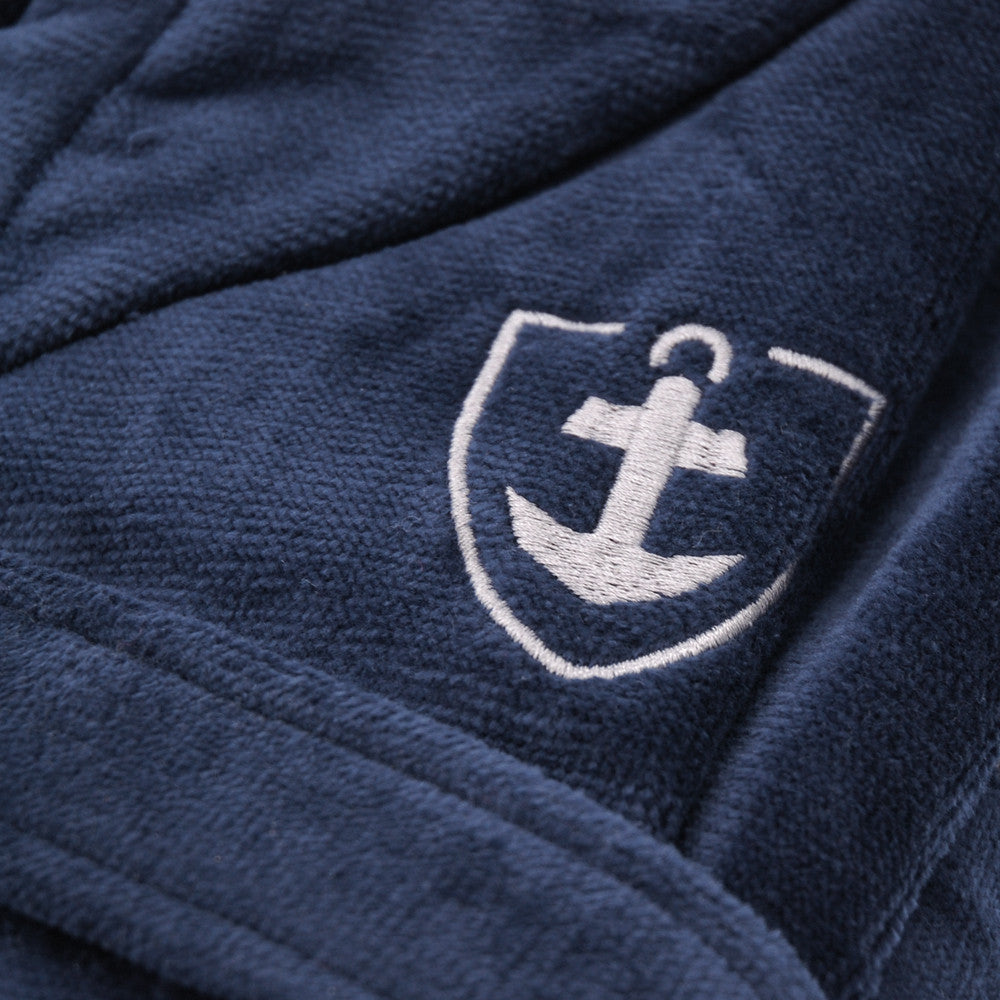 Gros plan sur le logo brodé d&