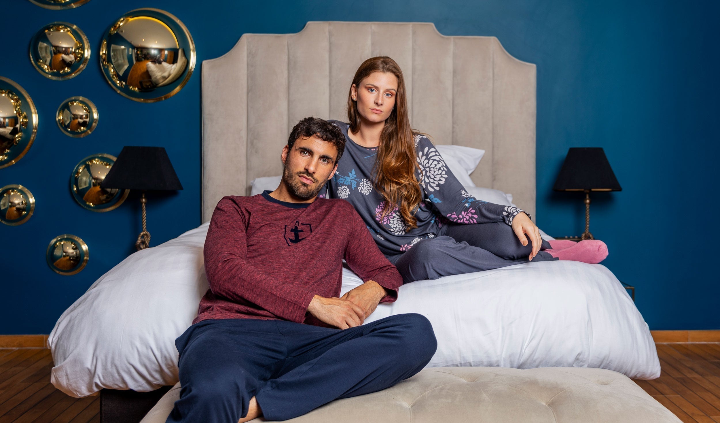 Un couple portant différents articles de notre collection pyjama Mariner.