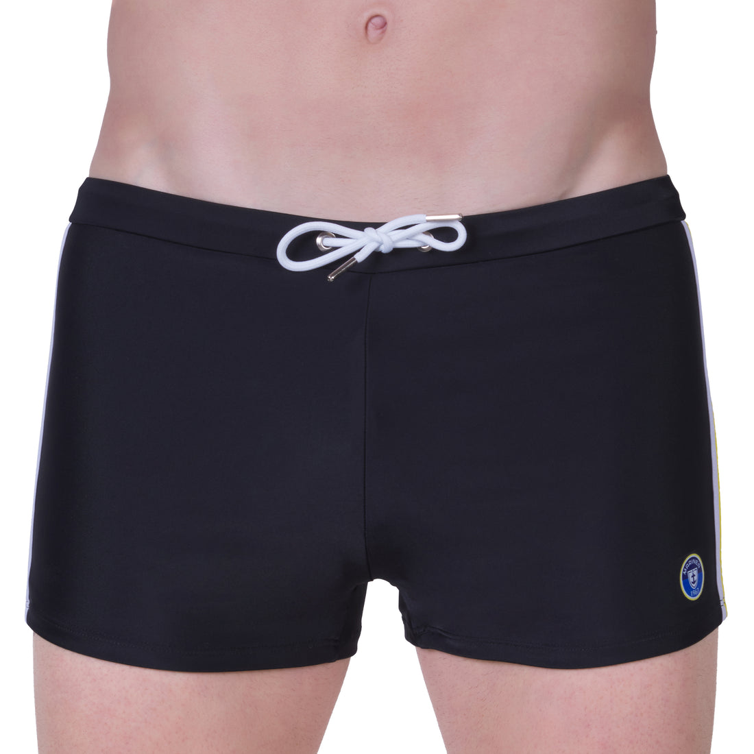 Une personne portant un shorty de bain homme stretch noir de la collection bain pour homme de Mariner.