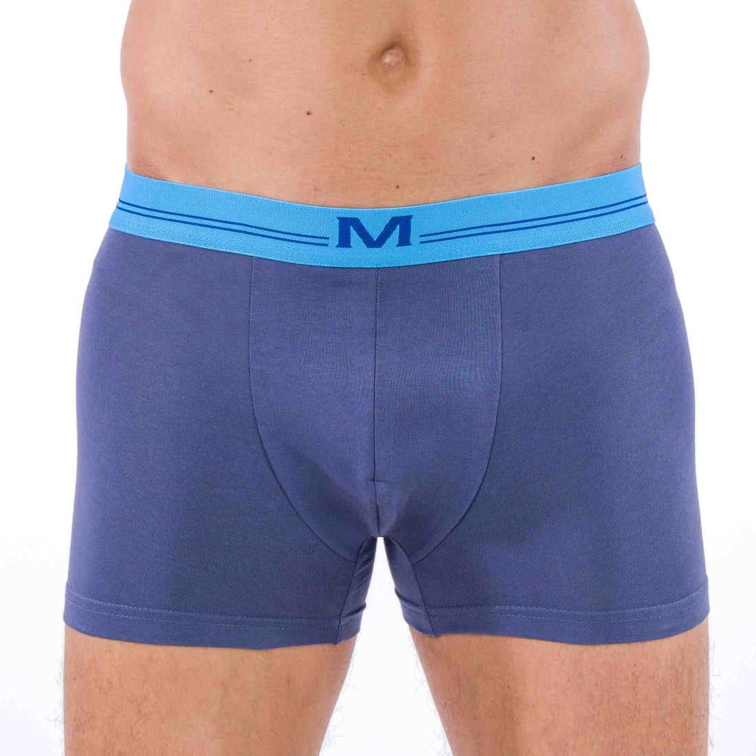 Shorty bleu marine avec ceinture bleue, porté par un mannequin, vue de face.