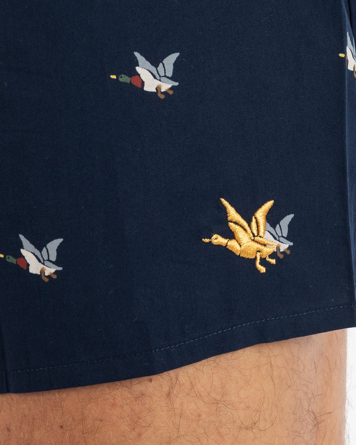 Marineblauwe boxershorts met ingebouwde slip van puur katoenen poplin met microstippen. H365