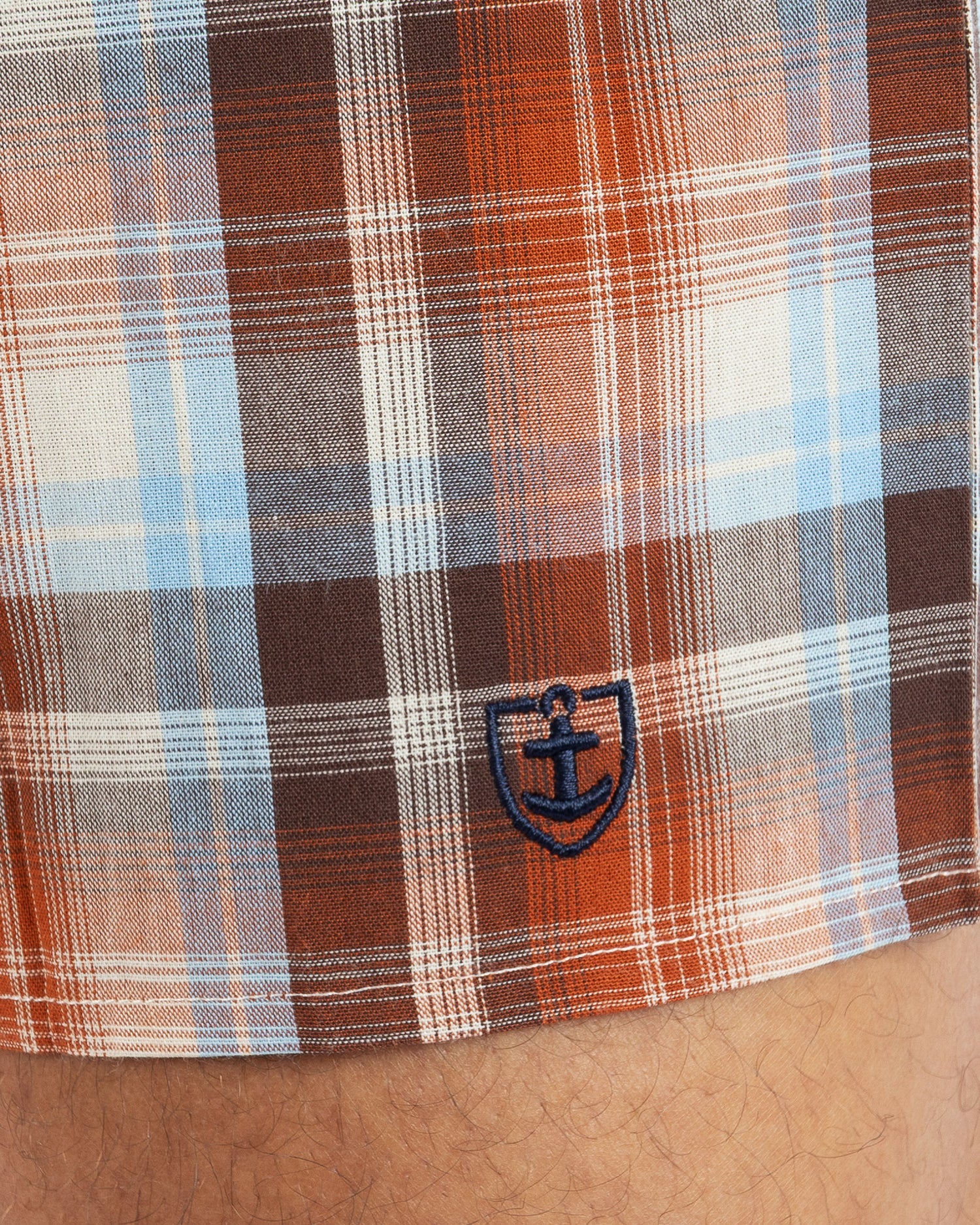 Marineblauwe boxershorts met ingebouwde slip van puur katoenen poplin met microstippen. H365