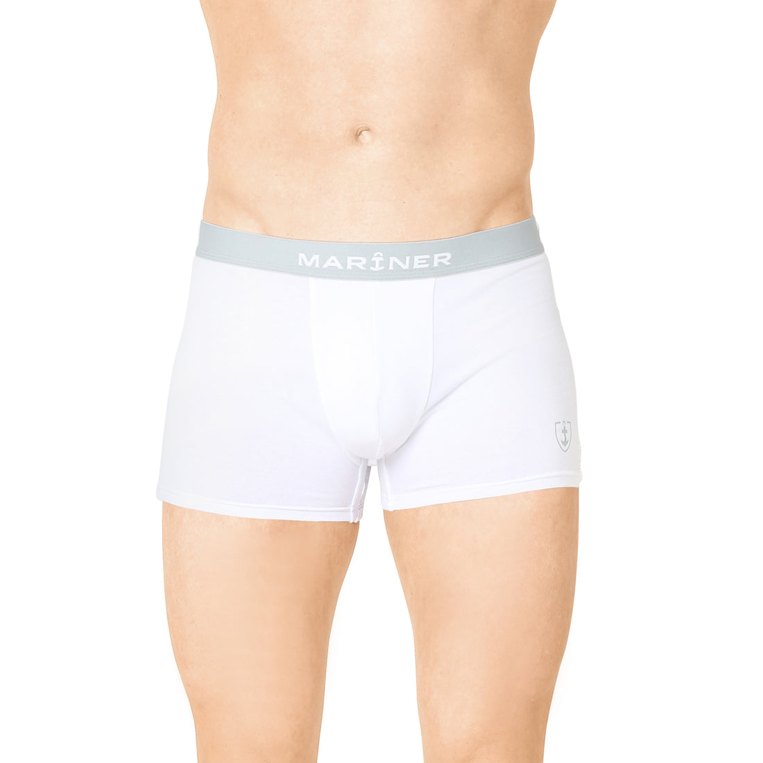 Shorty en coton blanc avec ceinture grise, porté par un mannequin, vue de face.