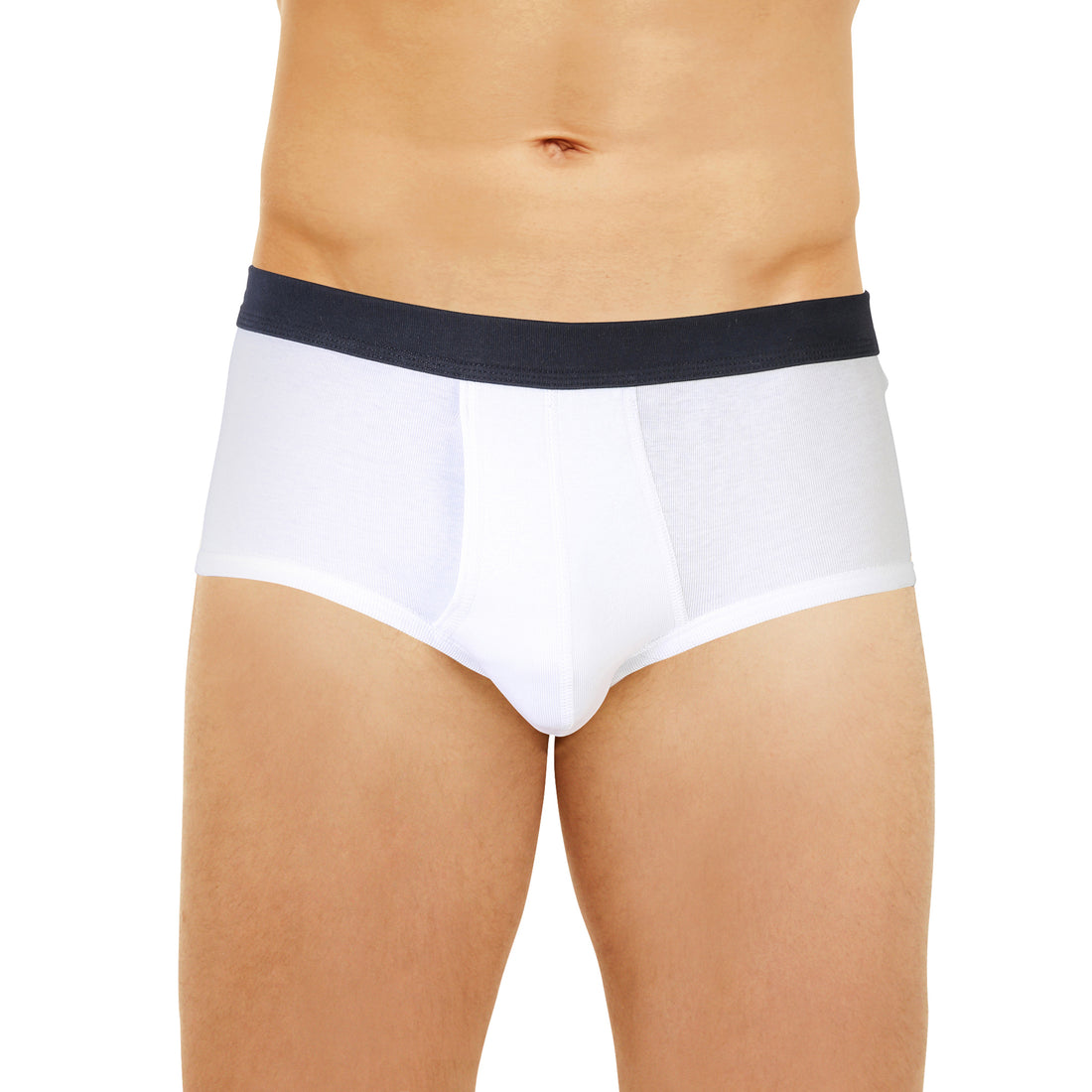 Homme portant un slip taille haute ouvert blanc avec ceinture marine, vue de face.