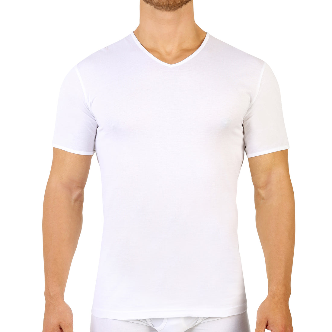 T-shirt col V blanc pour homme, vue de face, en coton mercerisé pour une élégance raffinée.
