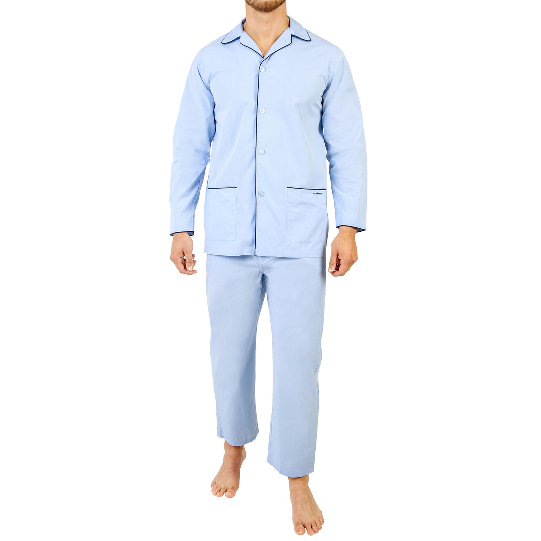 Homme portant un pyjama ouvert bleu ciel modèle Jules, posé élégamment.